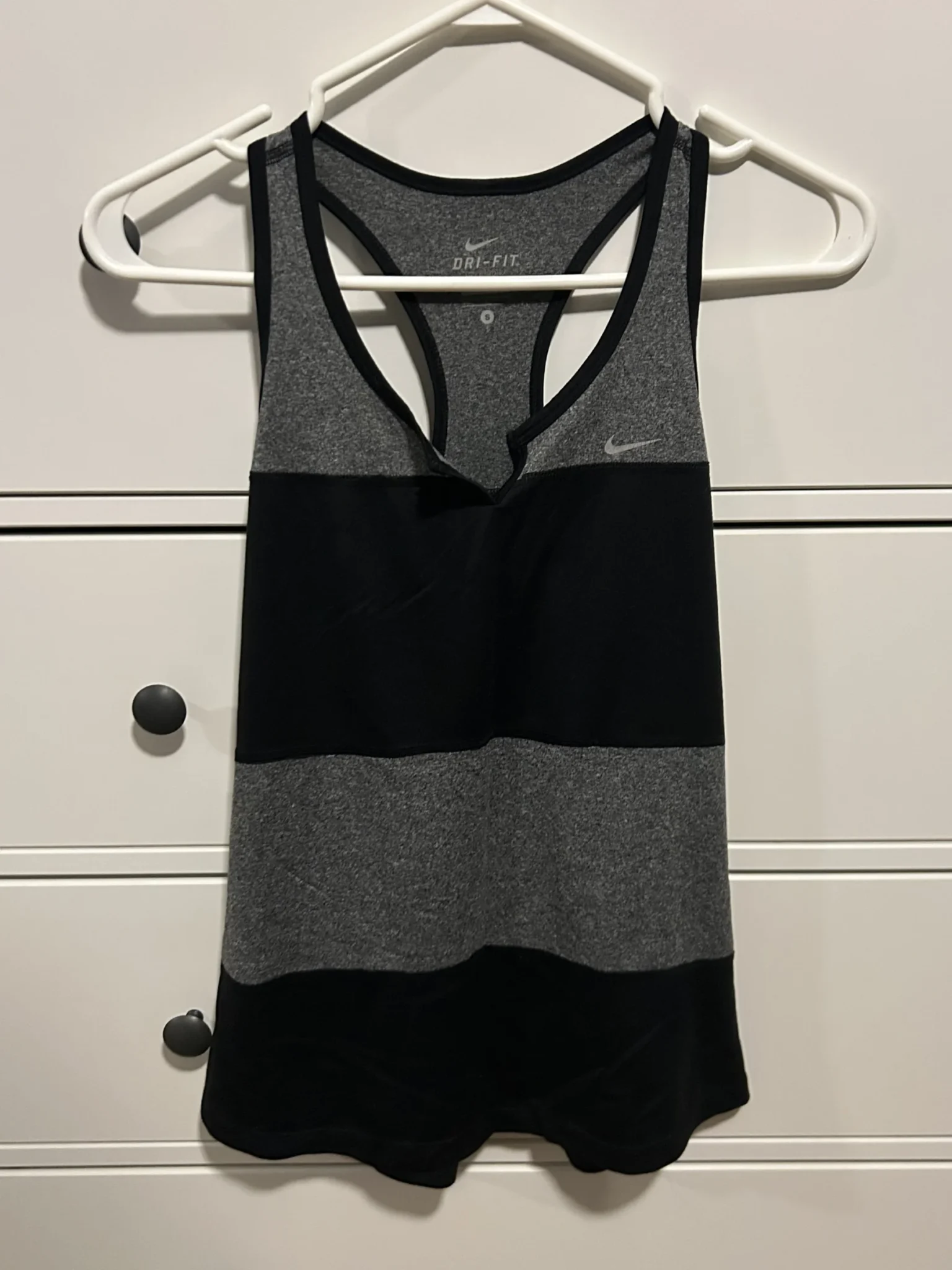 Featured image for Camisole Nike Dri-FIT Color-block – Gris & Noir – Taille Small – Excellent État