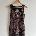 Featured thumbnail for Robe fleurie avec détail au dos