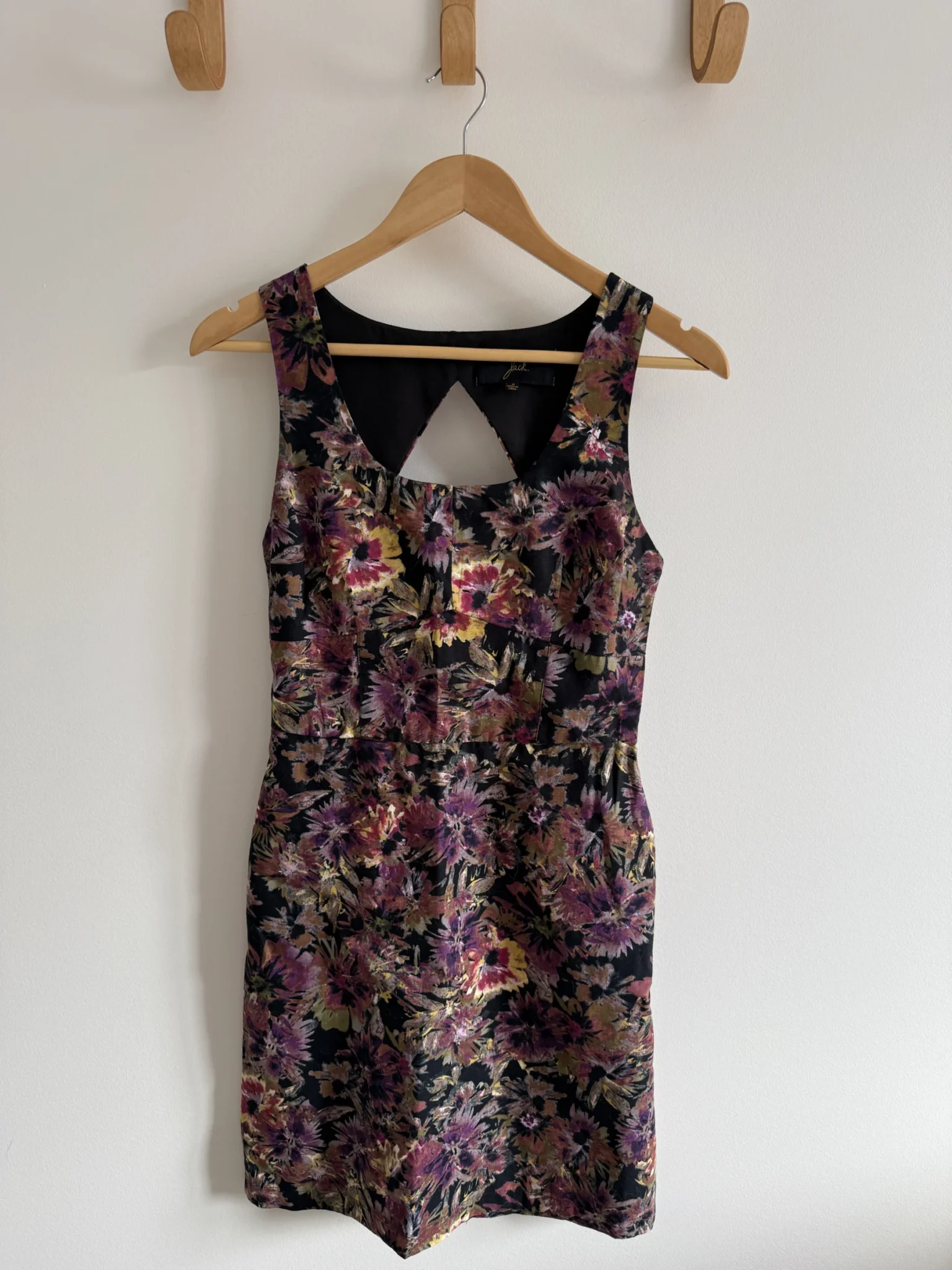 Featured image for Robe fleurie avec détail au dos