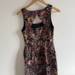 Thumbnail for Robe fleurie avec détail au dos