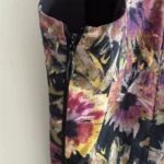 Thumbnail for Robe fleurie avec détail au dos
