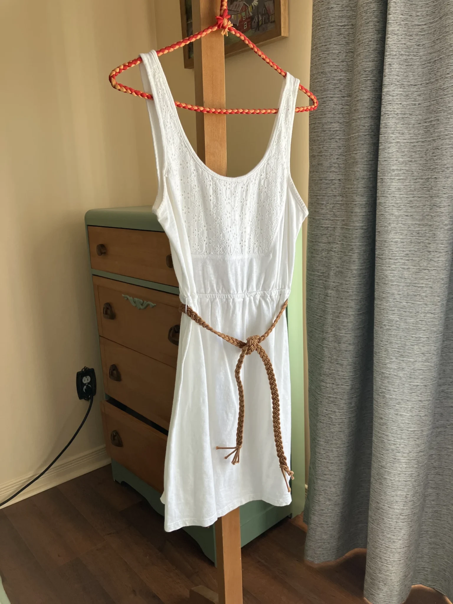 Featured image for Robe blanche avec broderie