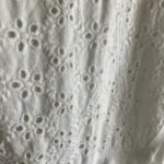 Thumbnail for Robe blanche avec broderie