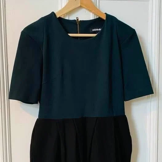 Image for Robe bicolore Valérie Dumaine – vert & noir – taille M – chic minimaliste Canada