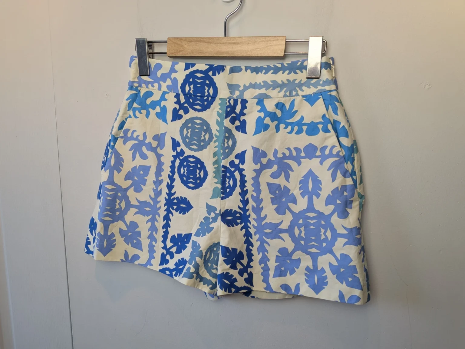 Image for ZARA Women's high waist shorts size XS Blue and cream