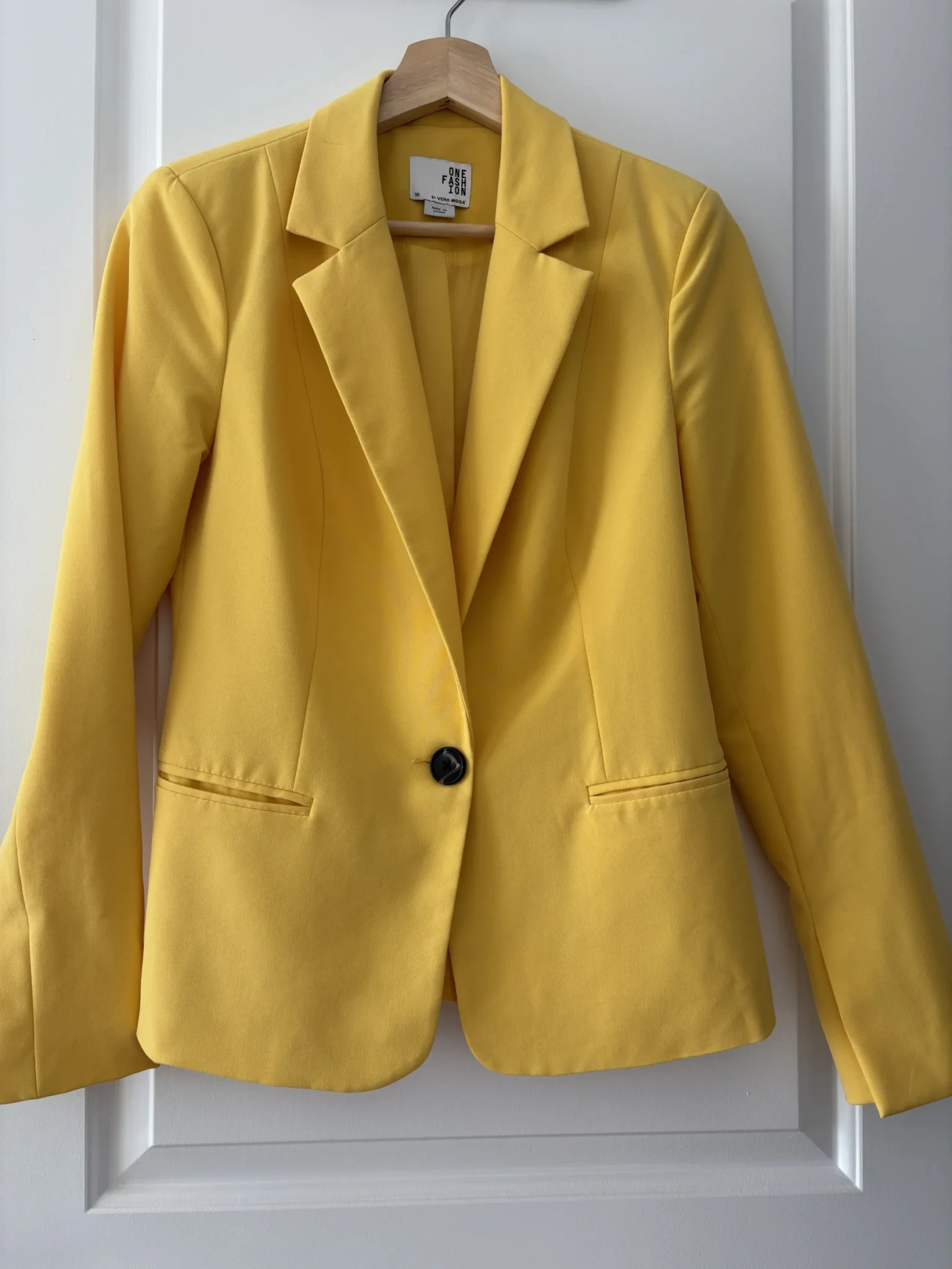 Featured image for Veston jaune