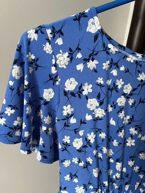 Image for Robe bleue fleurie