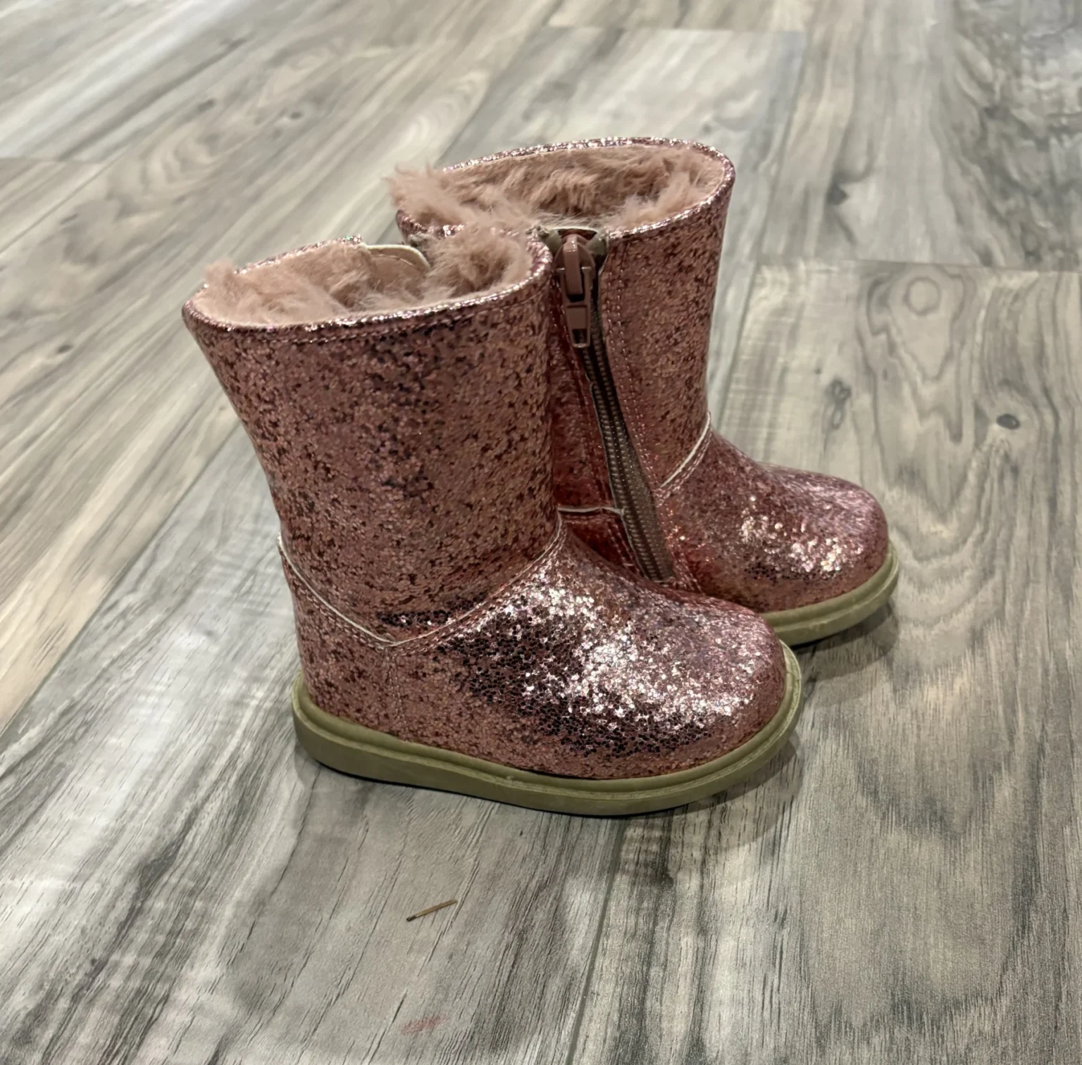 Featured image for Bottine bébé fille rose brillant
