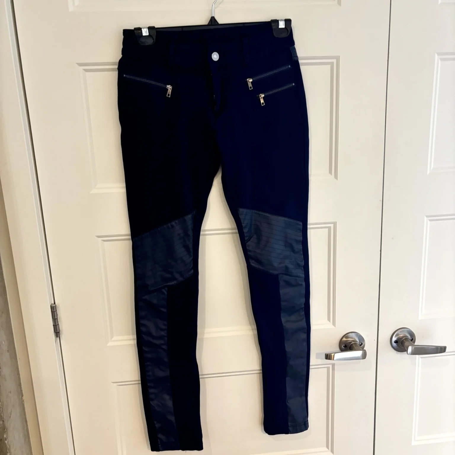 Featured image for Stylish navy blue leggings with zips and imitation leather