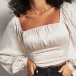 Thumbnail for Haut Froncée Manches Longues Satiné Ivoire Dynamite Ivory Cream Ruched Satin Long Sleeve Blouse Top