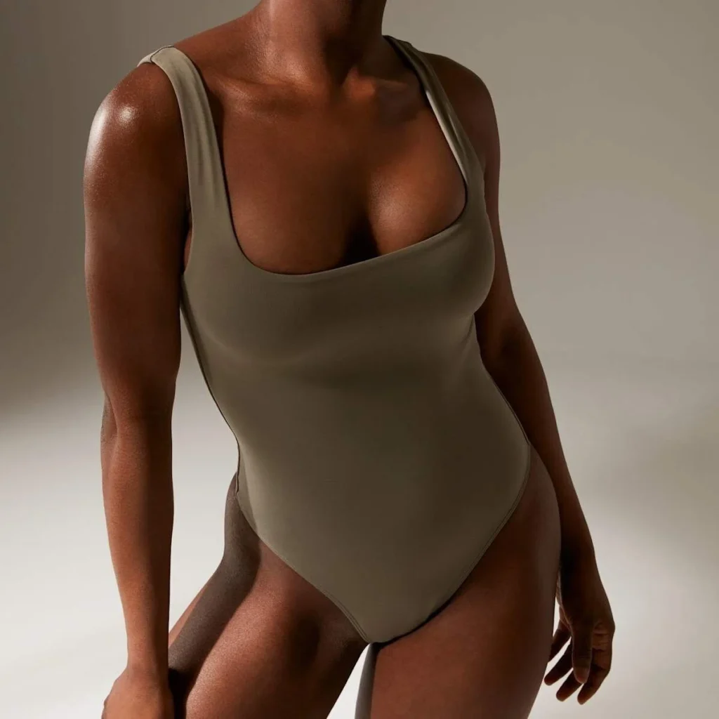 Featured image for Justaucorps Débardeur Col Carré Aritzia Babaton Contour Squareneck Tank Bodysuit