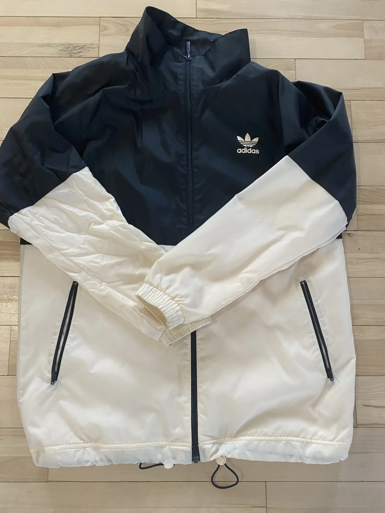 Featured image for Manteau coupe vent / imperméable Adidas