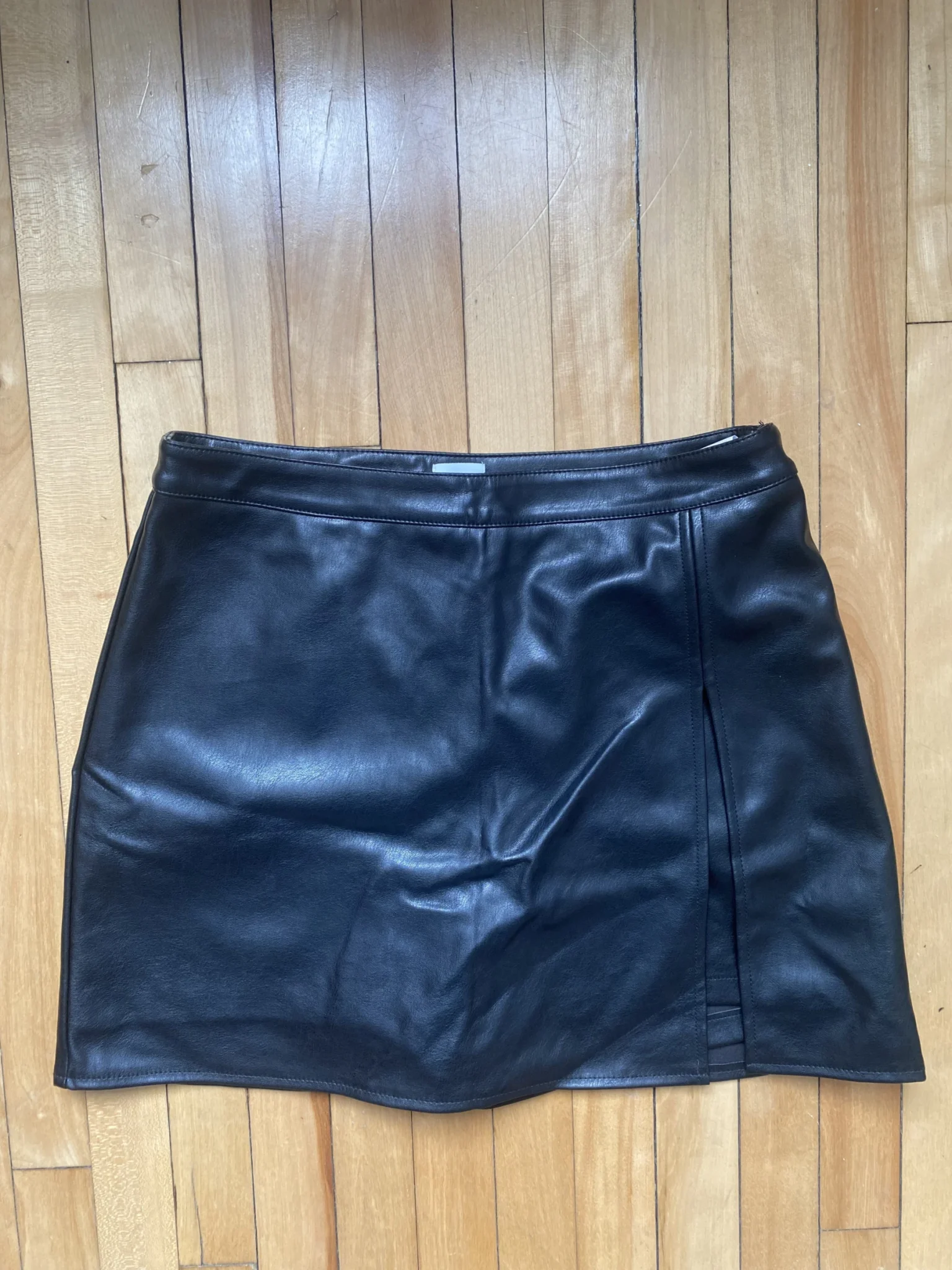 Featured image for Short skirt in black imitation leather Pimkie