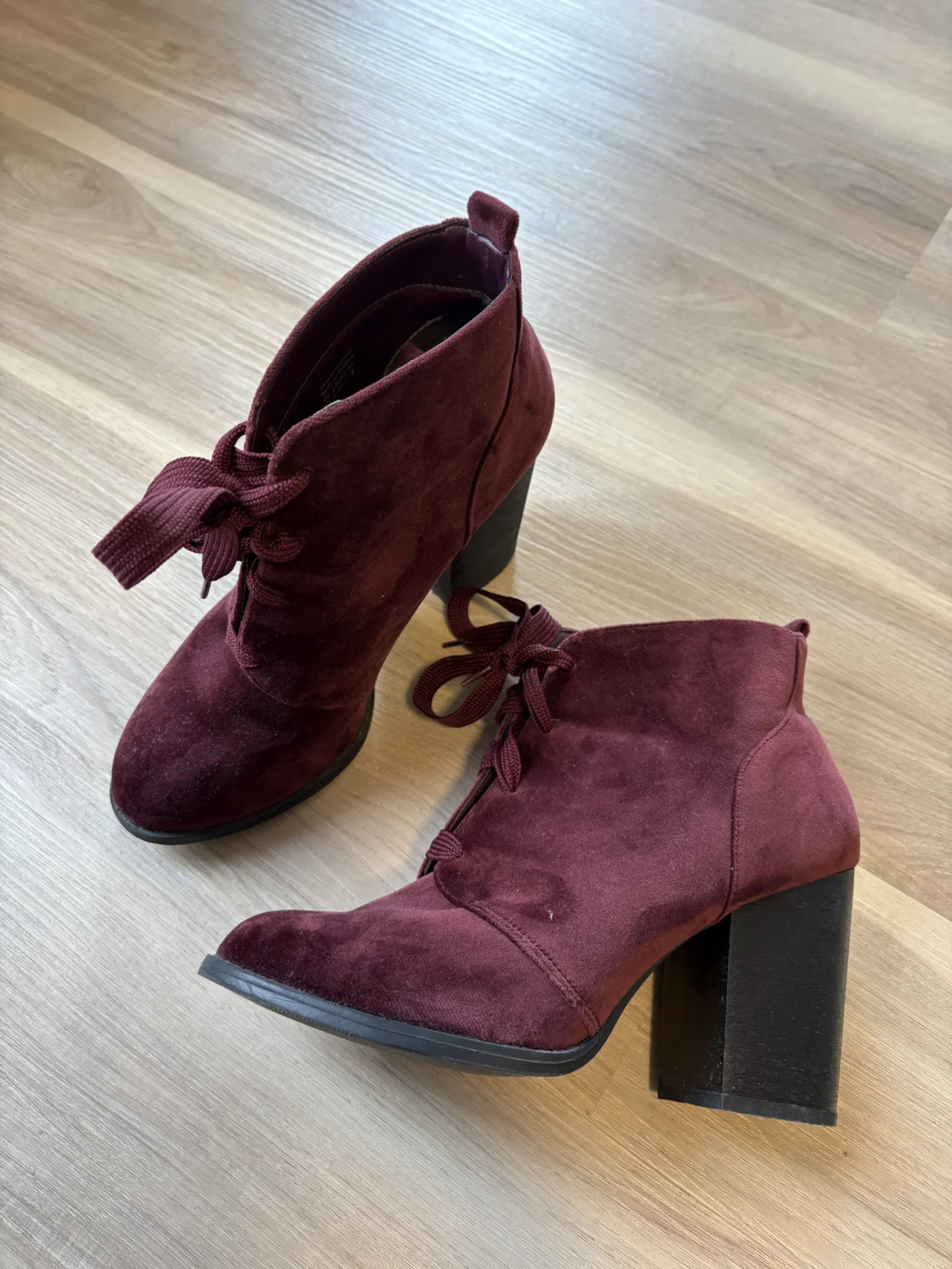 Featured image for Bottillons en velours rouge