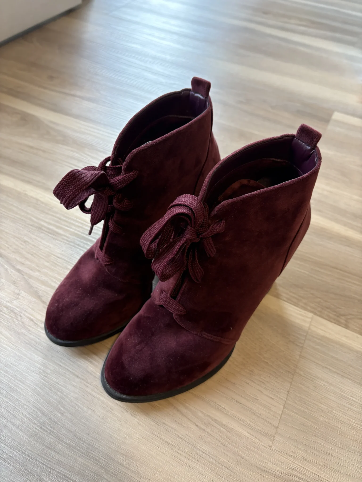 Image for Bottillons en velours rouge