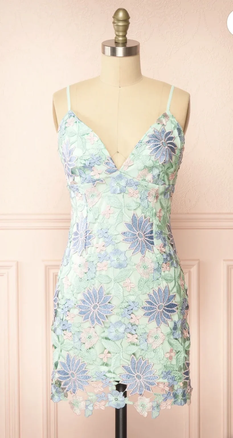 Featured image for Robe courte en dentelle