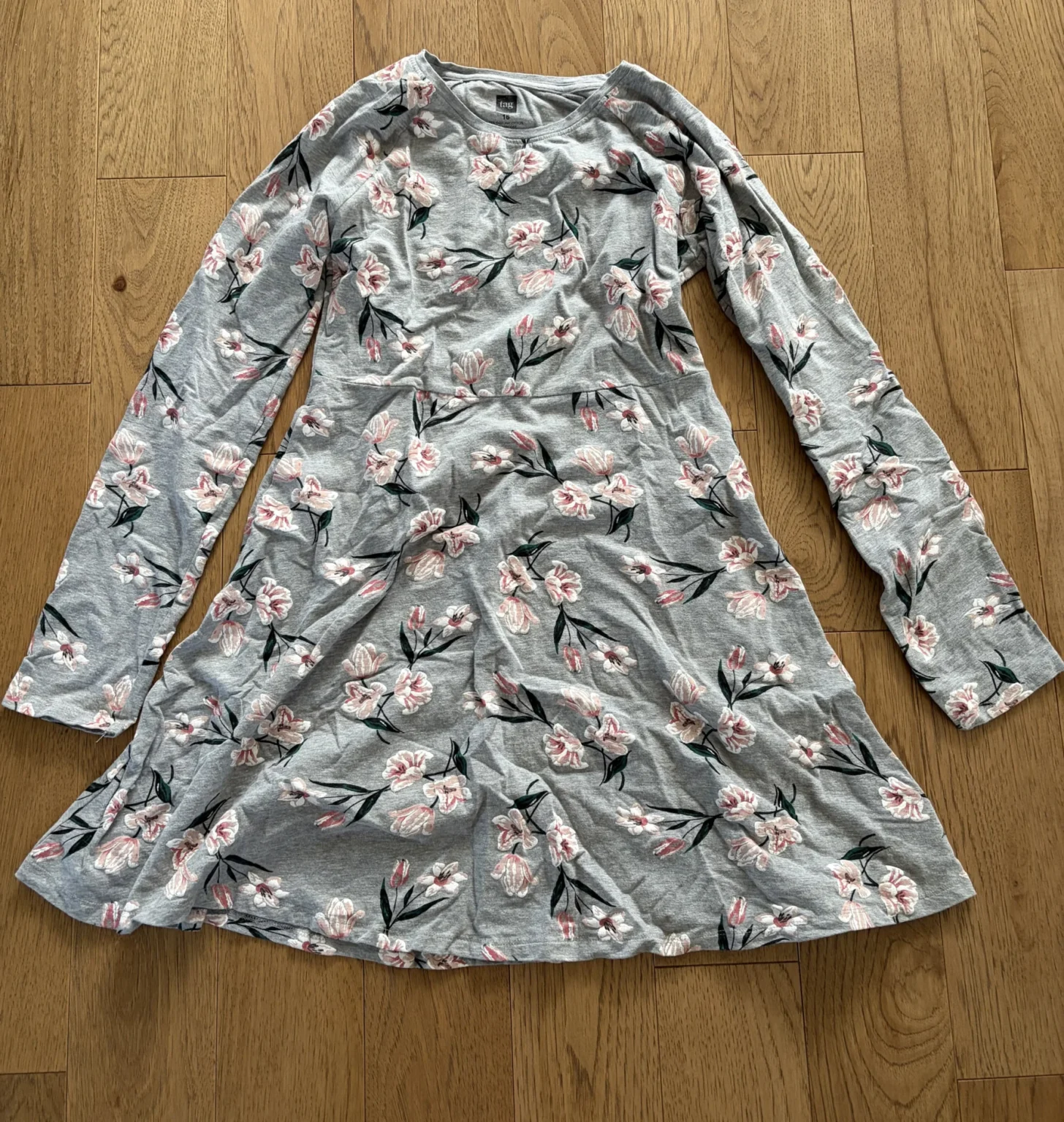 Featured image for Belle robe grise fleuries