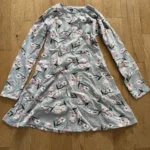Featured thumbnail for Belle robe grise fleuries