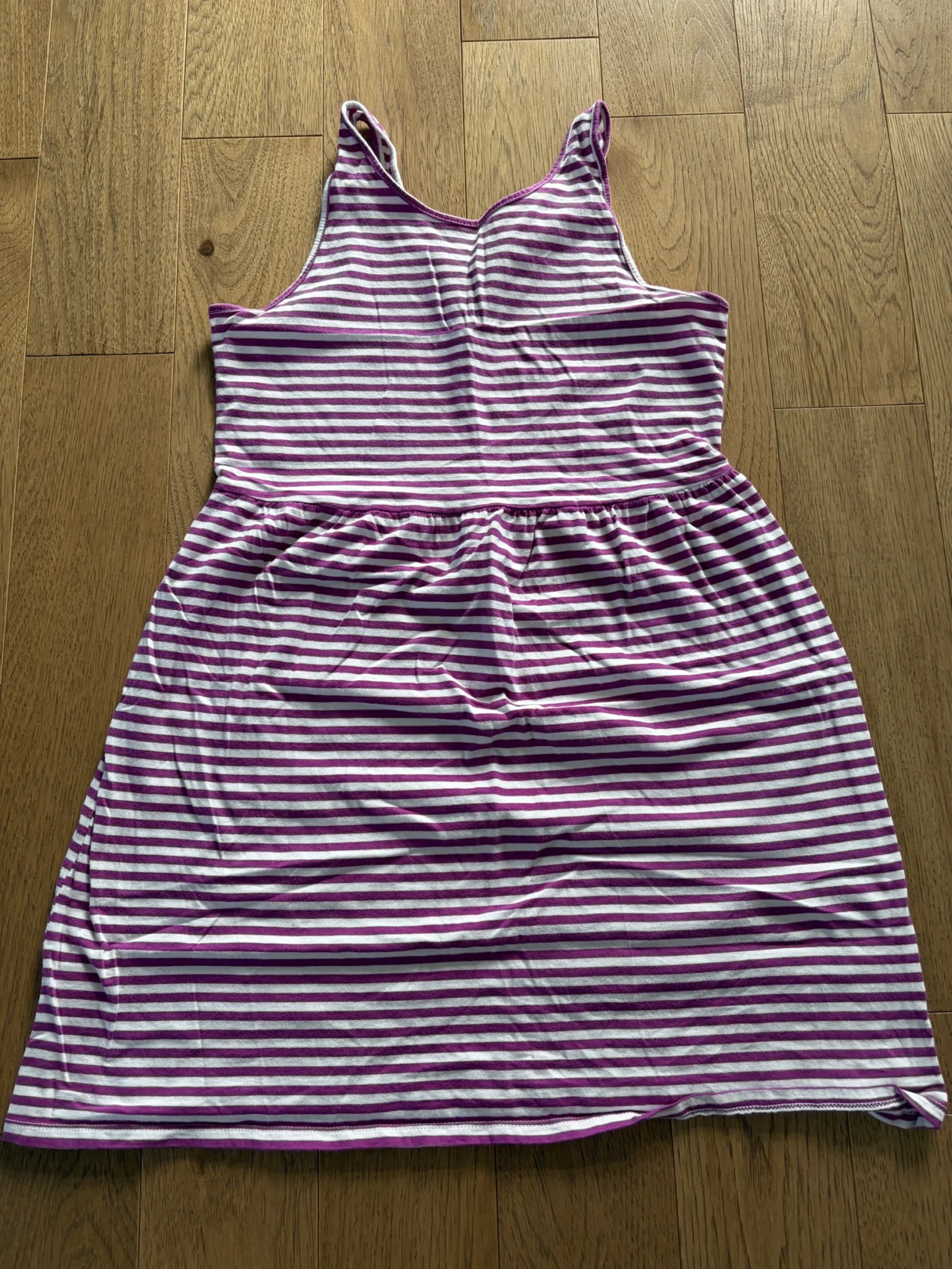Featured image for Belle robe lignée mauve pour l’été