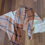 Thumbnail for Foulard à carreaux et franges, Rose maternité
