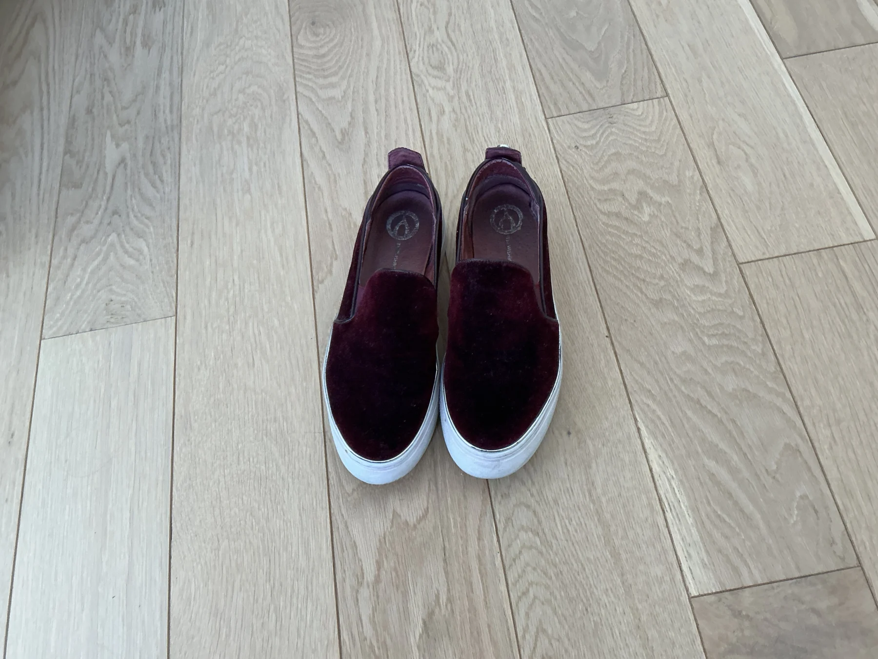 Belles chaussures genre sport en velours bourgogne *Autre seconde main
