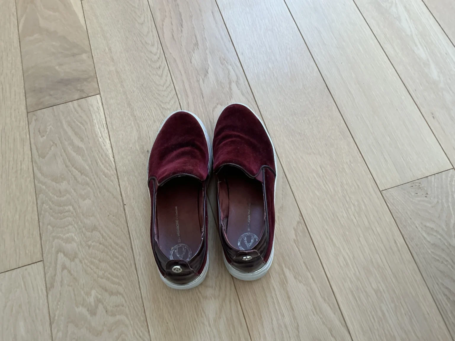 Image for Beautiful burgundy velvet sports shoes