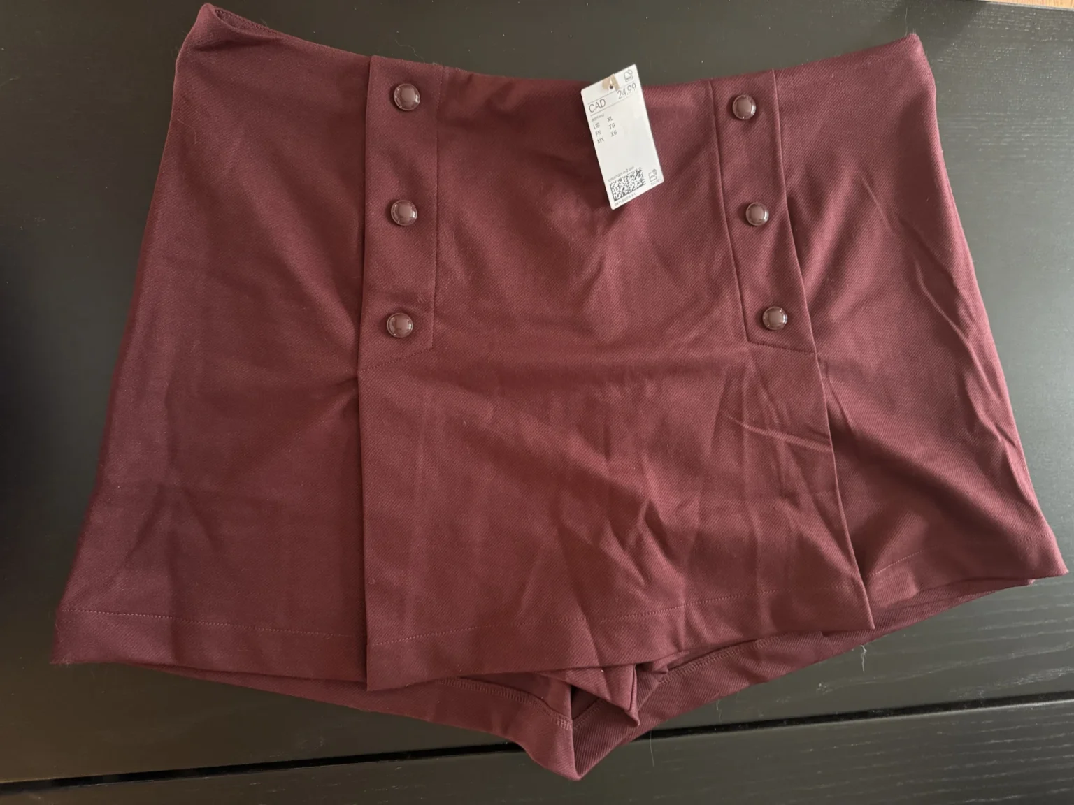 Featured image for HM burgundy short skirt