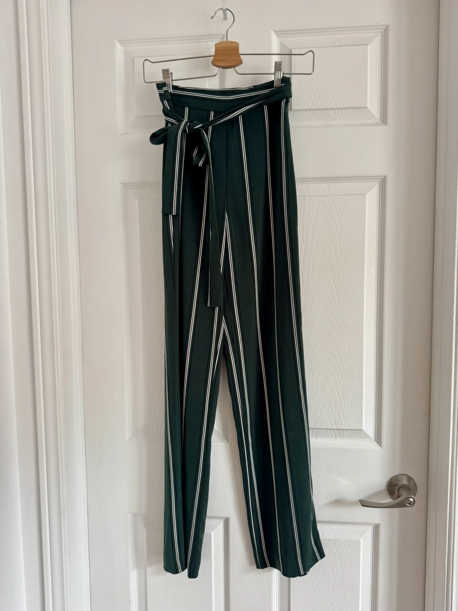 Featured image for Pantalon fluide taille haute vert à rayures avec ceinture