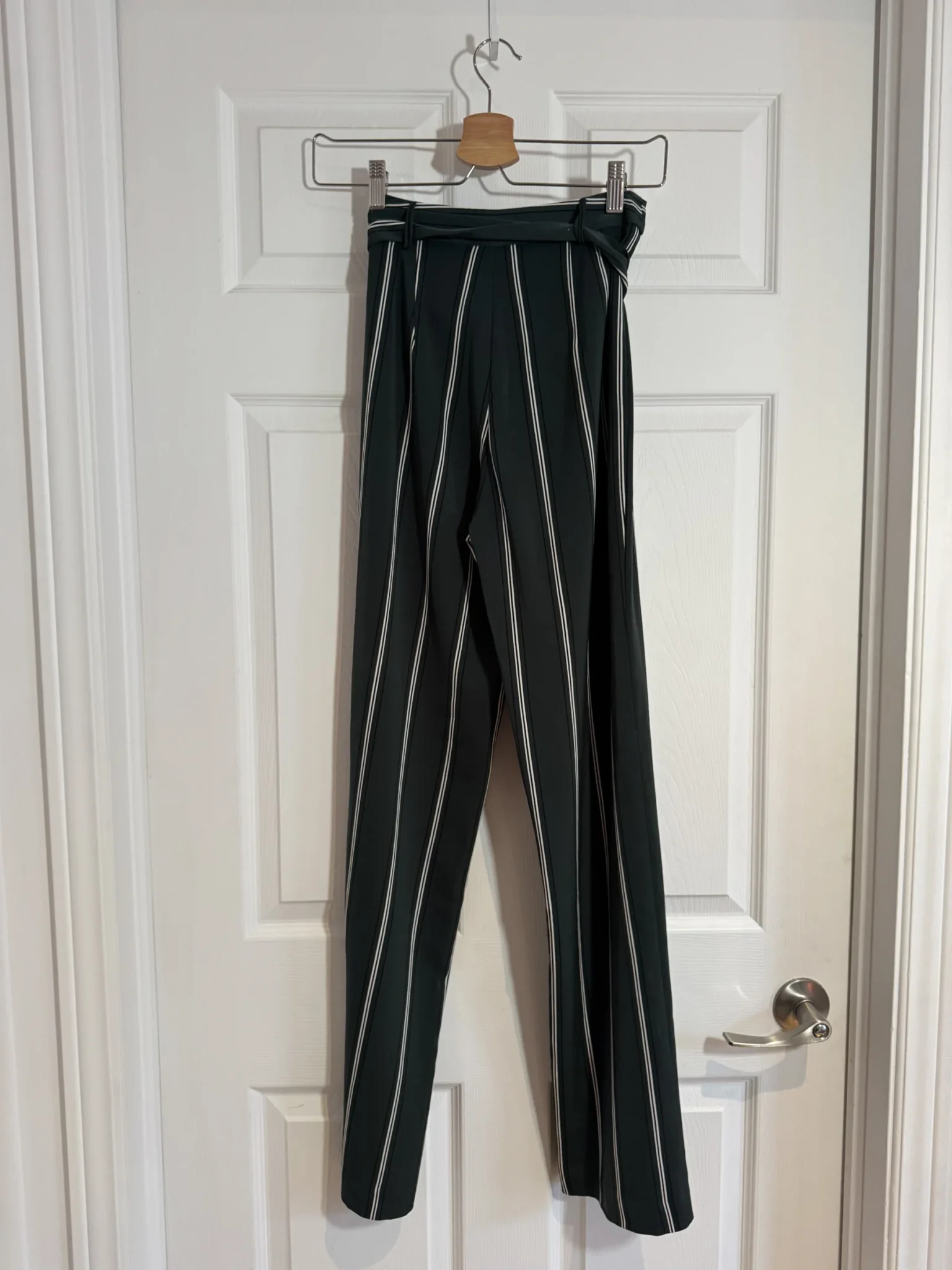 Image for Pantalon fluide taille haute vert à rayures avec ceinture