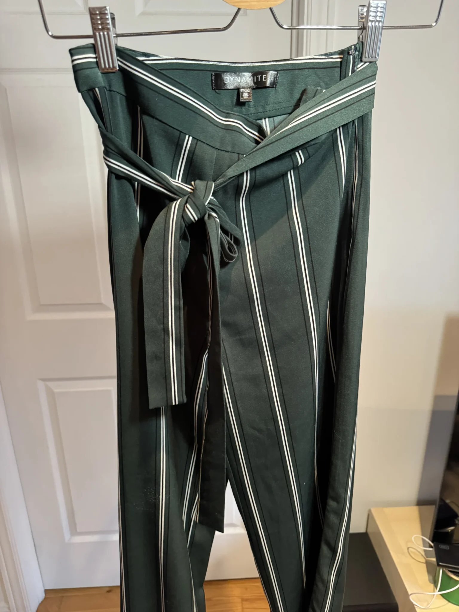Image for Pantalon fluide taille haute vert à rayures avec ceinture