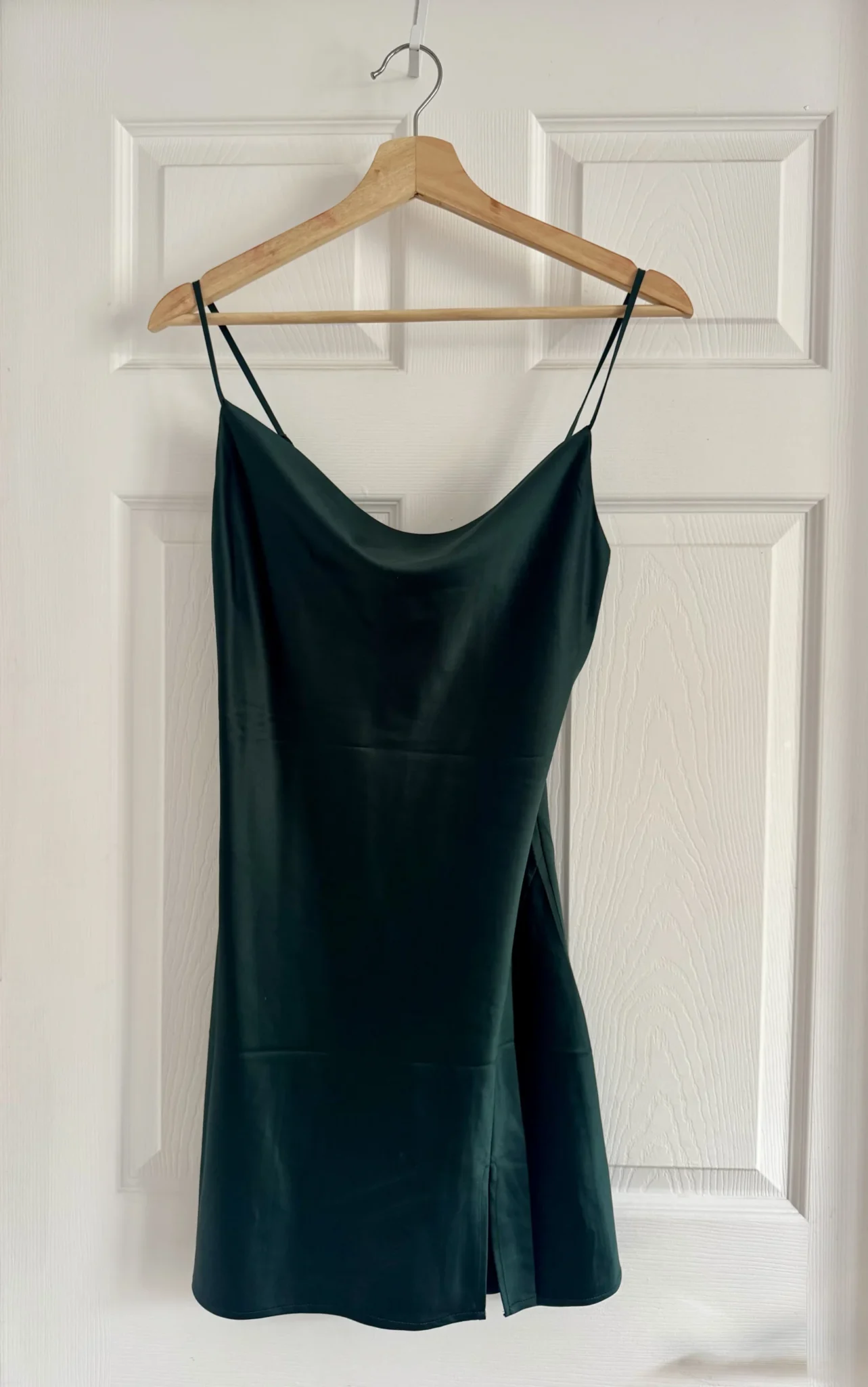 Featured image for Robe satinée verte à fines bretelles