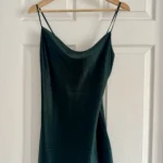 Featured thumbnail for Robe satinée verte à fines bretelles