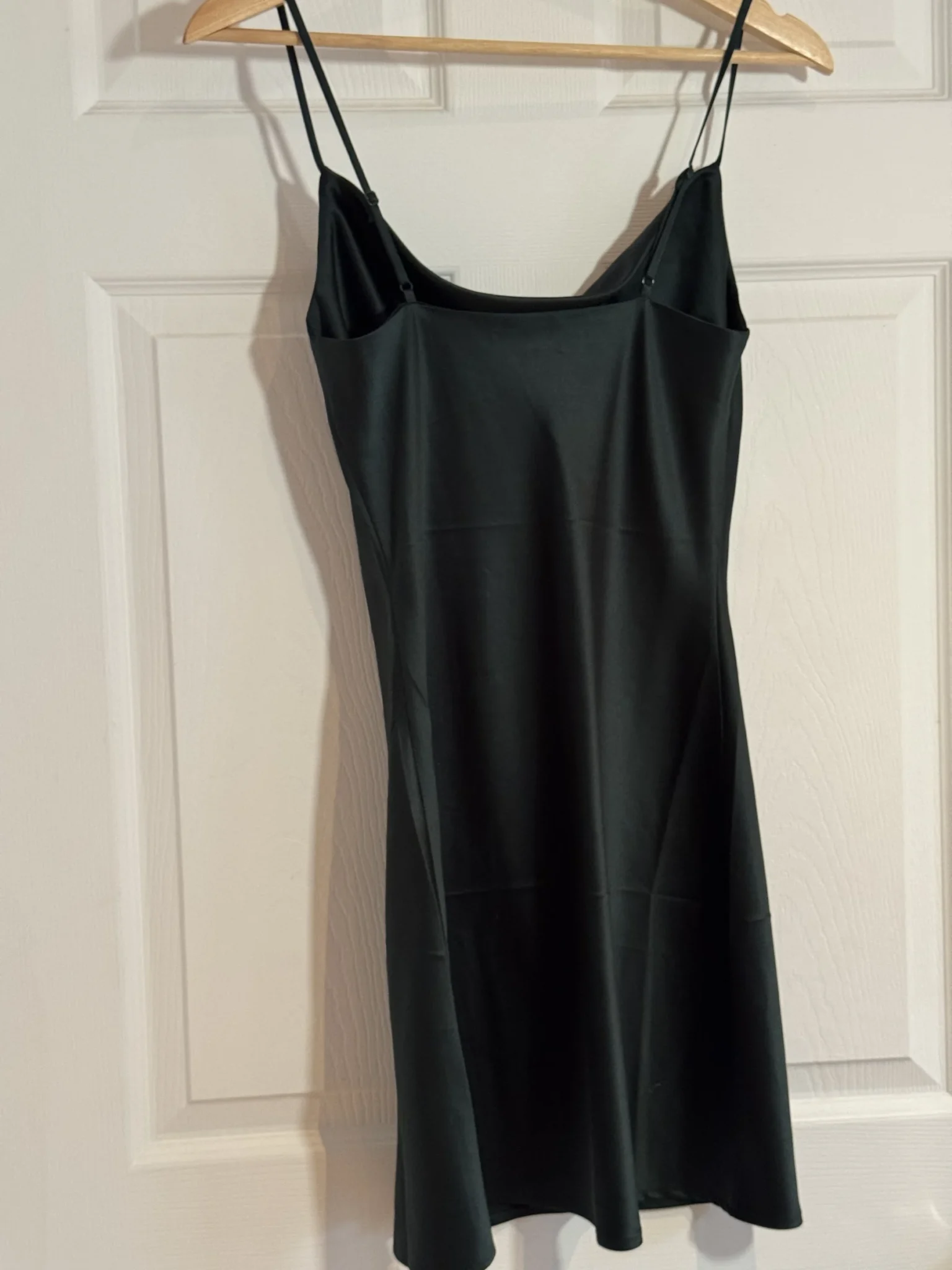 Image for Robe satinée verte à fines bretelles