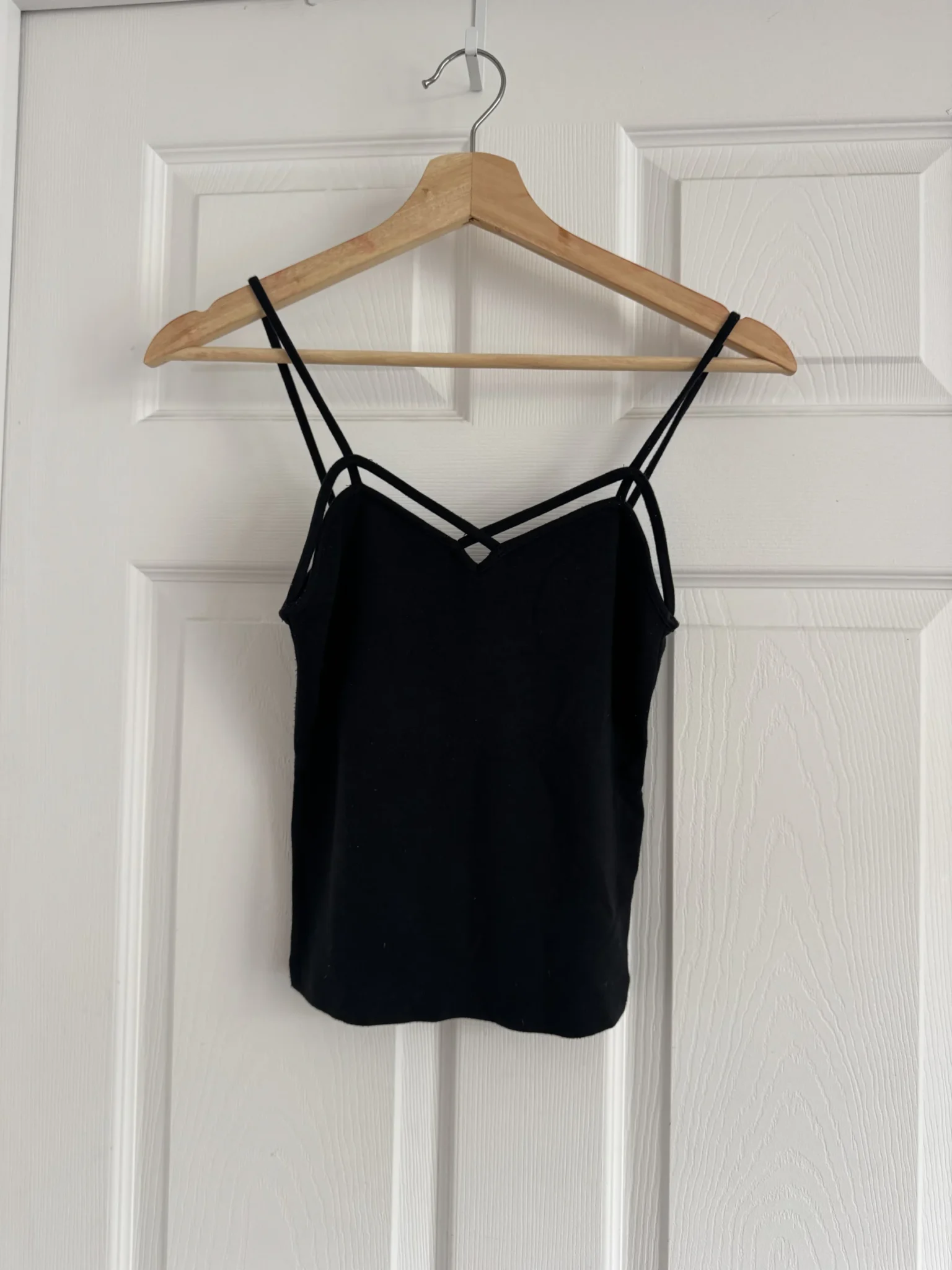 Featured image for Camisole noire Brandy Melville à bretelles croisées