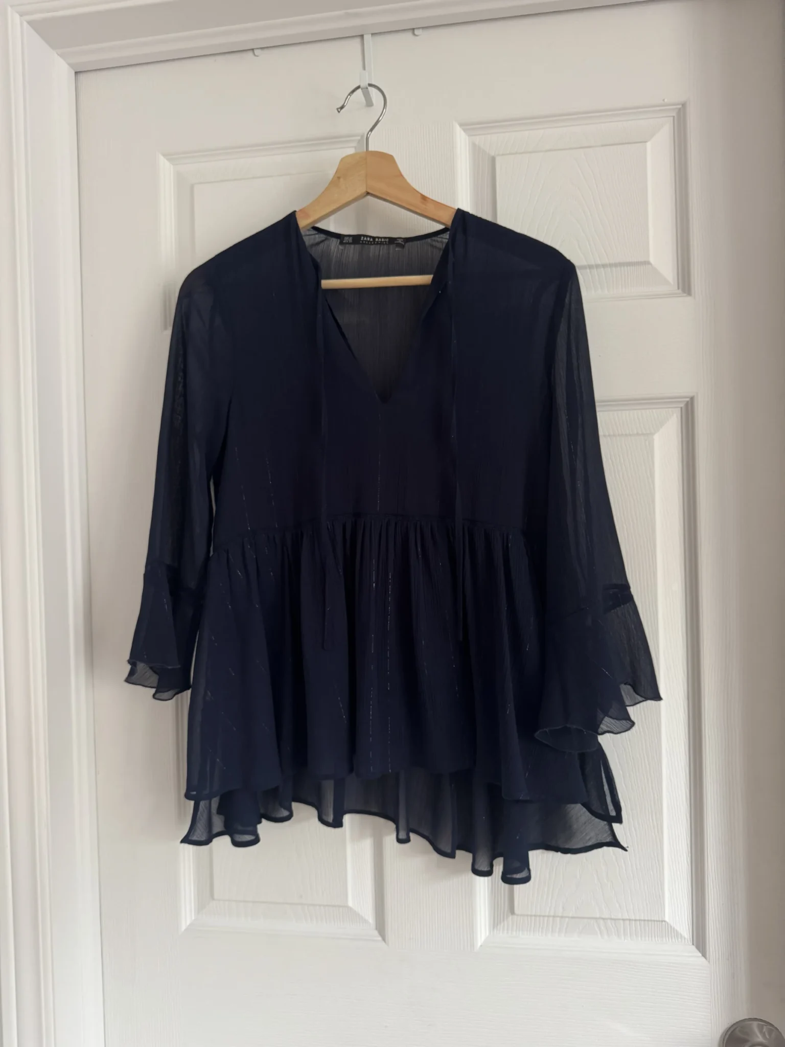 Featured image for Blouse marine fluide à rayures brillantes manches évasées