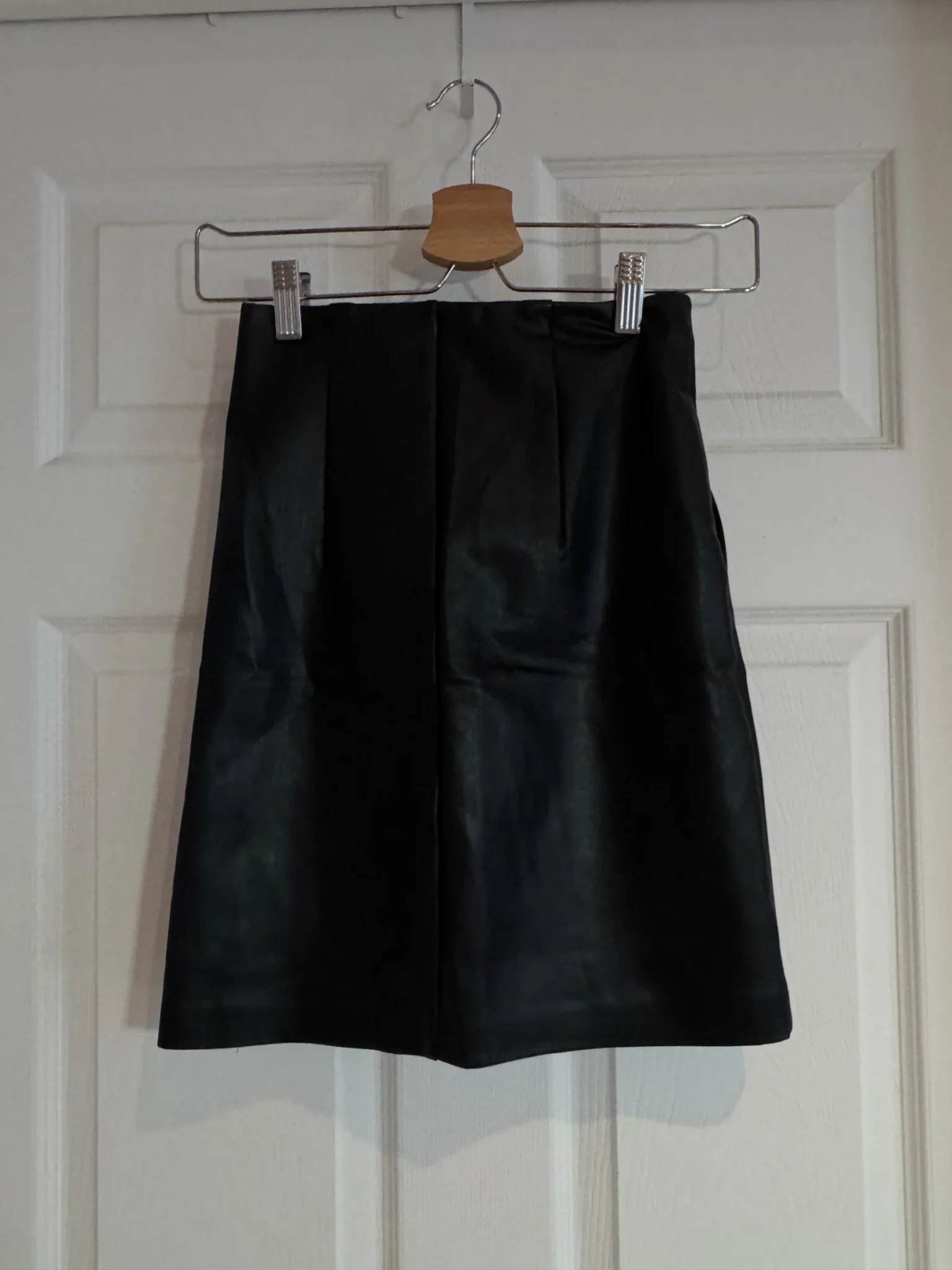 Featured image for Jupe noire cuir vegan taille haute