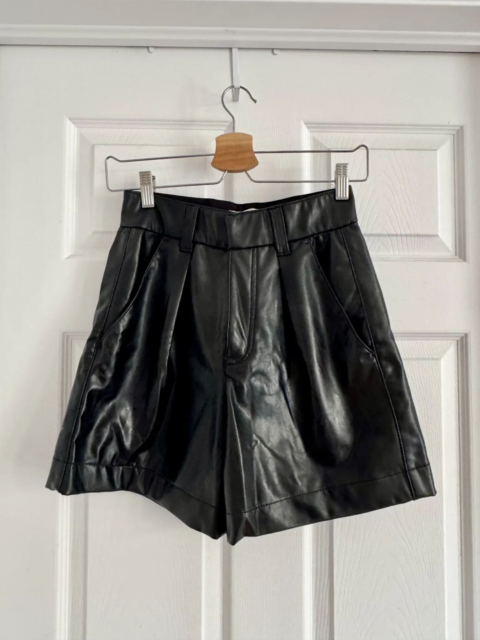 Featured image for Short Abercrombie noir cuir