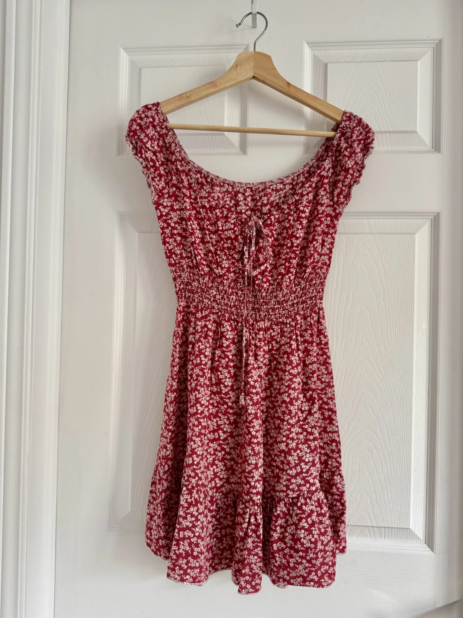 Featured image for Robe rouge fleurie épaules dénudées