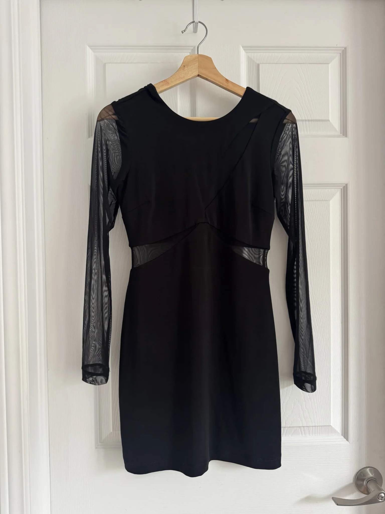 Featured image for Robe noire manches transparentes détails mesh