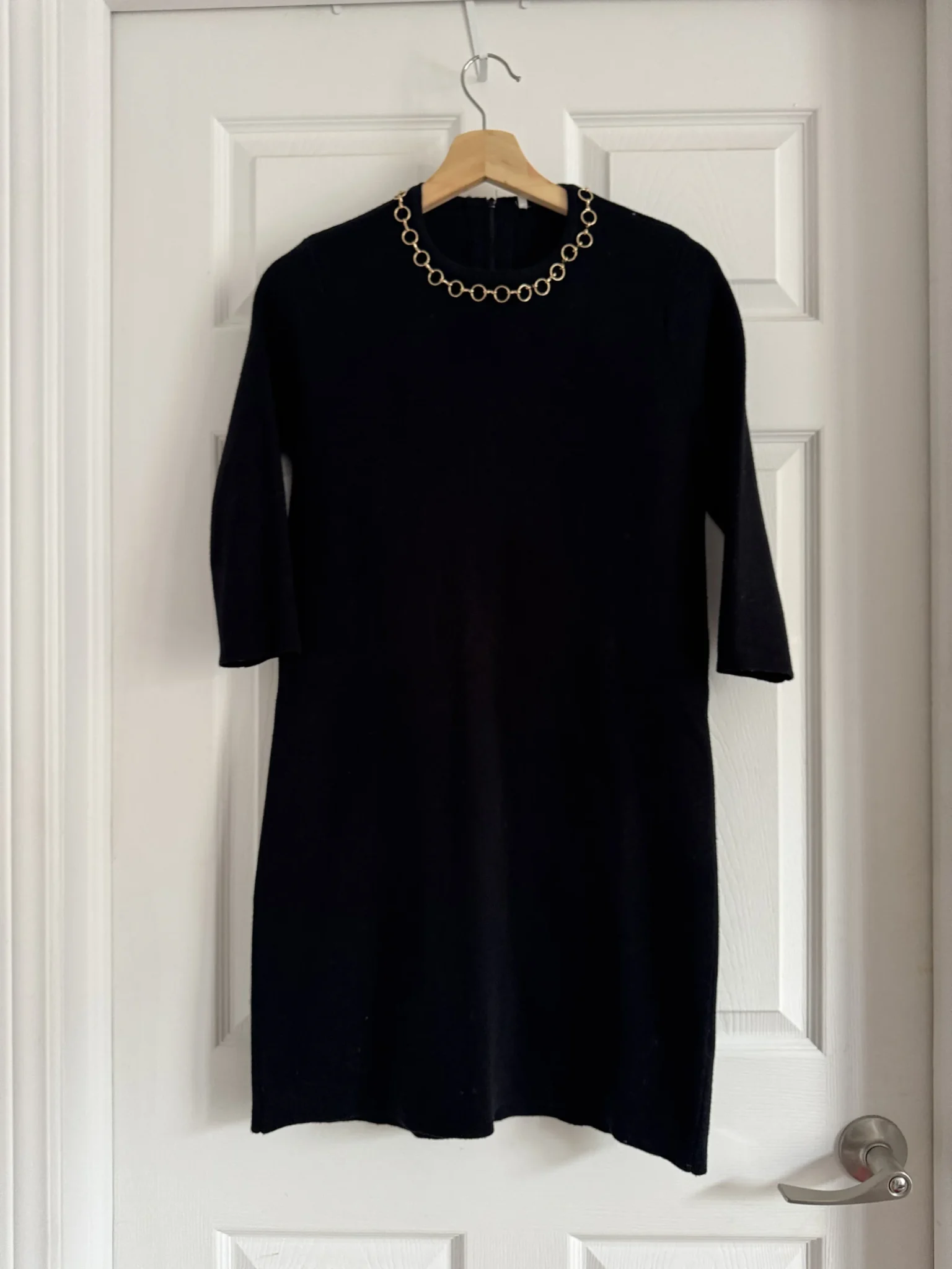 Featured image for Robe pull noire avec chaîne