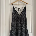 Featured thumbnail for Robe noire à motifs fines bretelles dos croisé