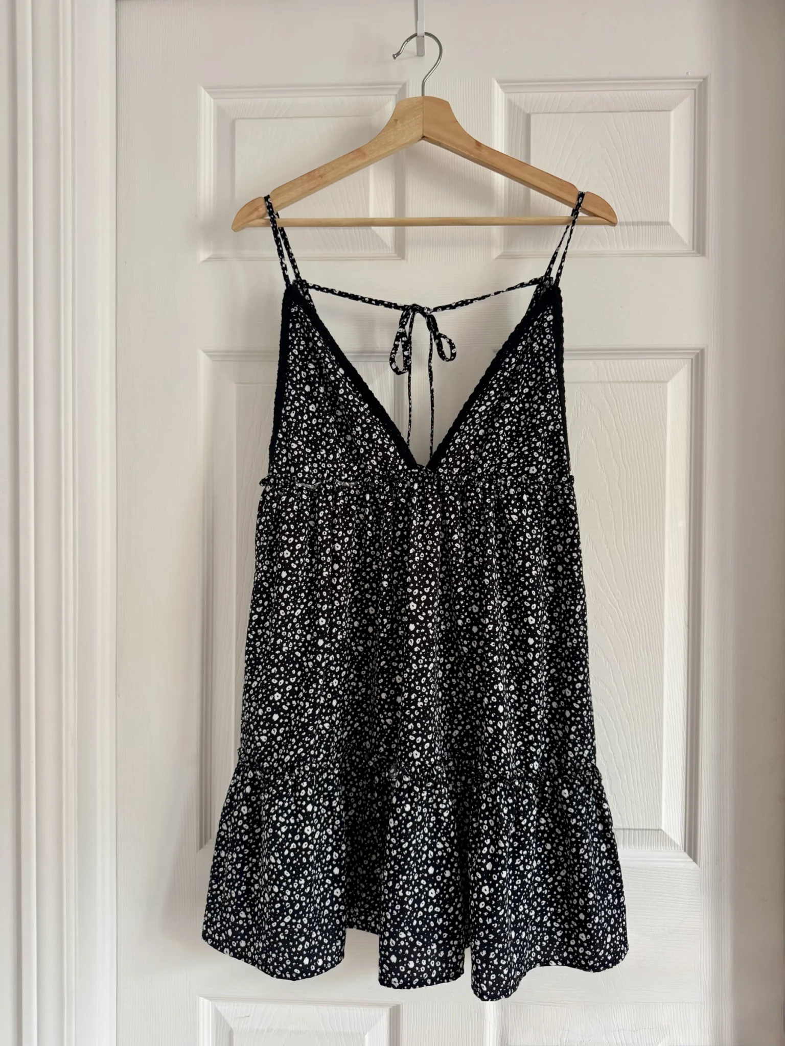 Featured image for Robe noire à motifs fines bretelles dos croisé
