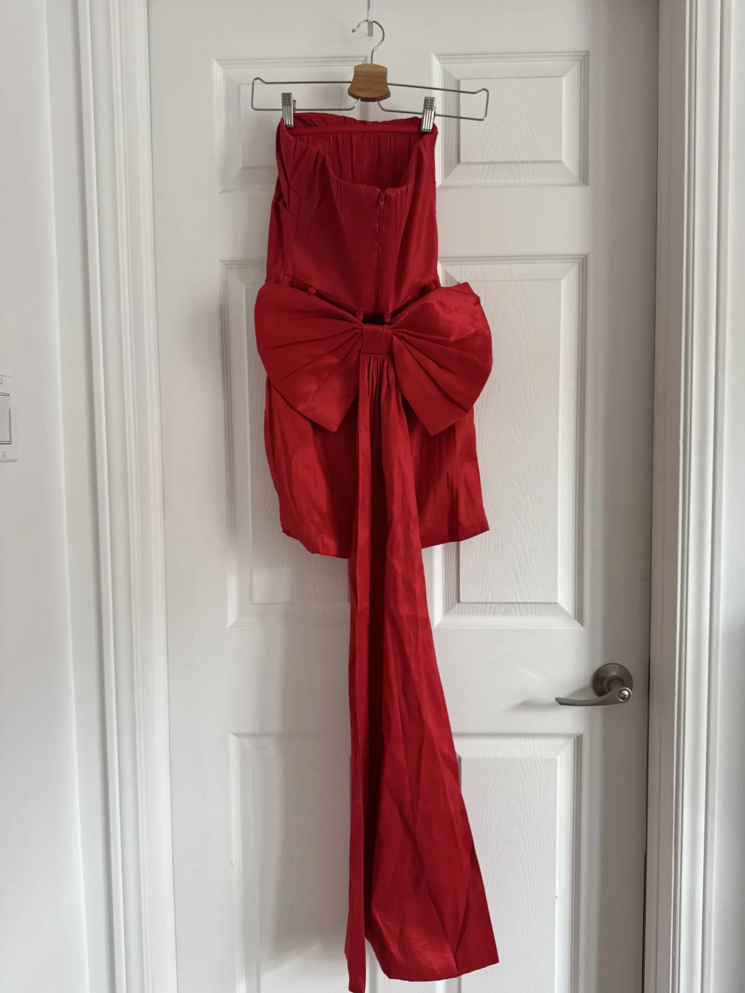 Featured image for Robe satin rouge bustier avec nœud amovible