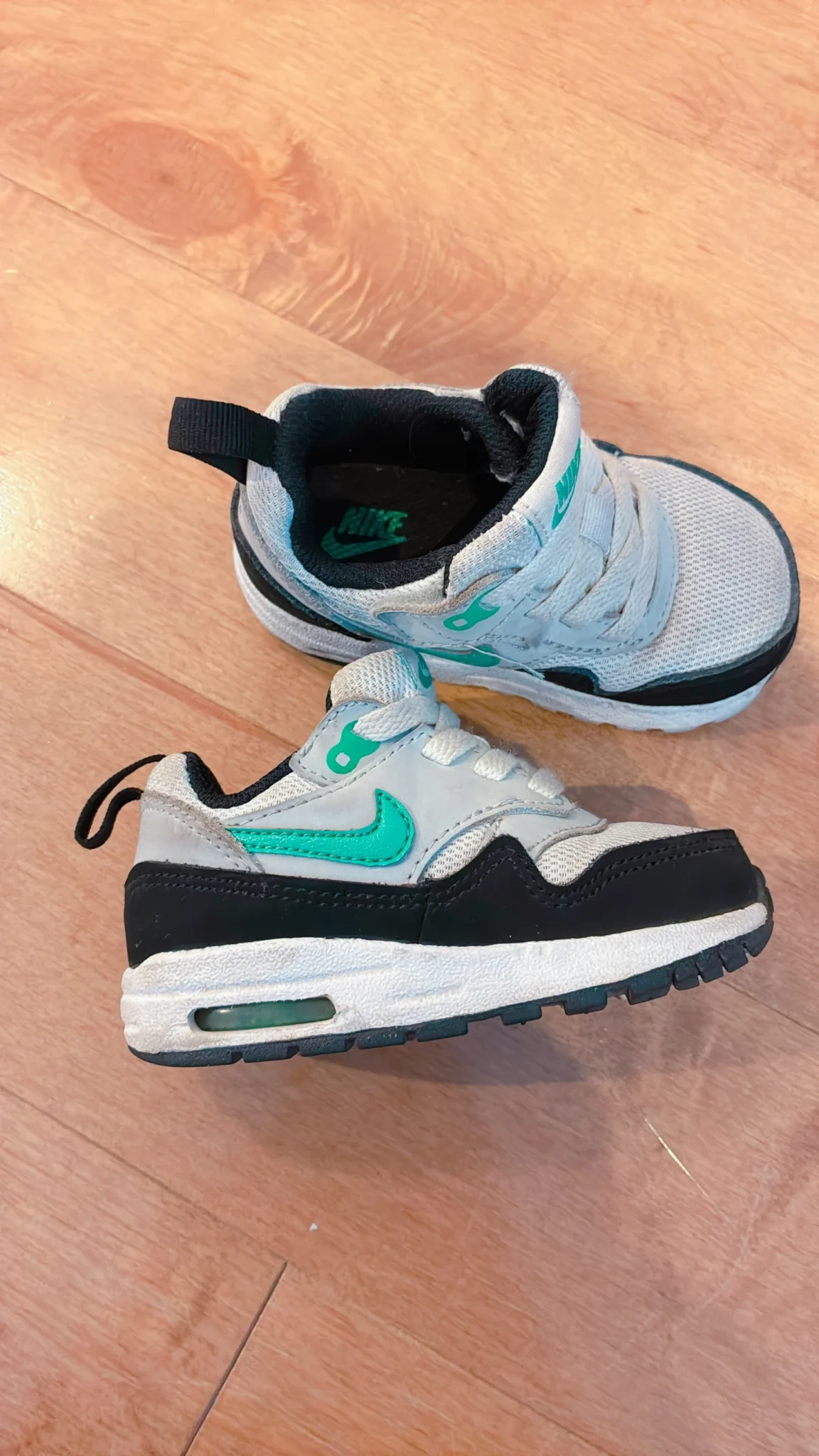 Image for Baskets Nike enfant pointure 4,5