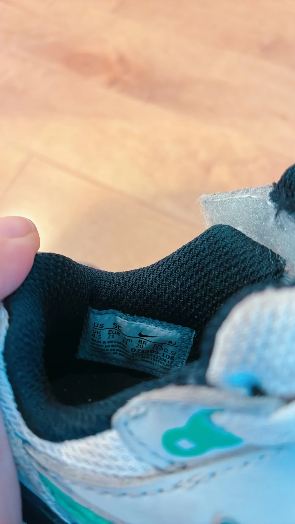 Image for Baskets Nike enfant pointure 4,5