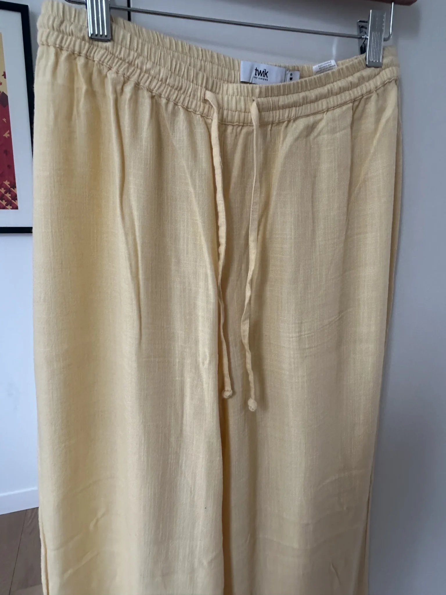 Featured image for Beautiful pale yellow linen trousers
