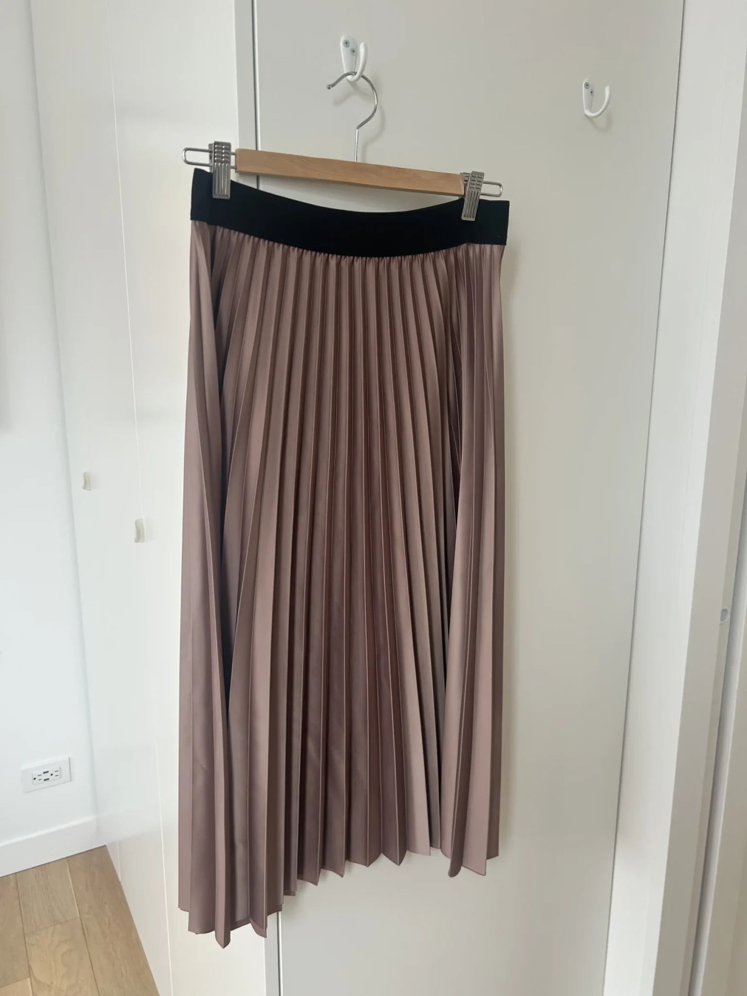 Featured image for Beautiful pleated skirt