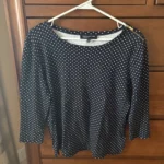 Featured thumbnail for Chandail marine à pois blancs