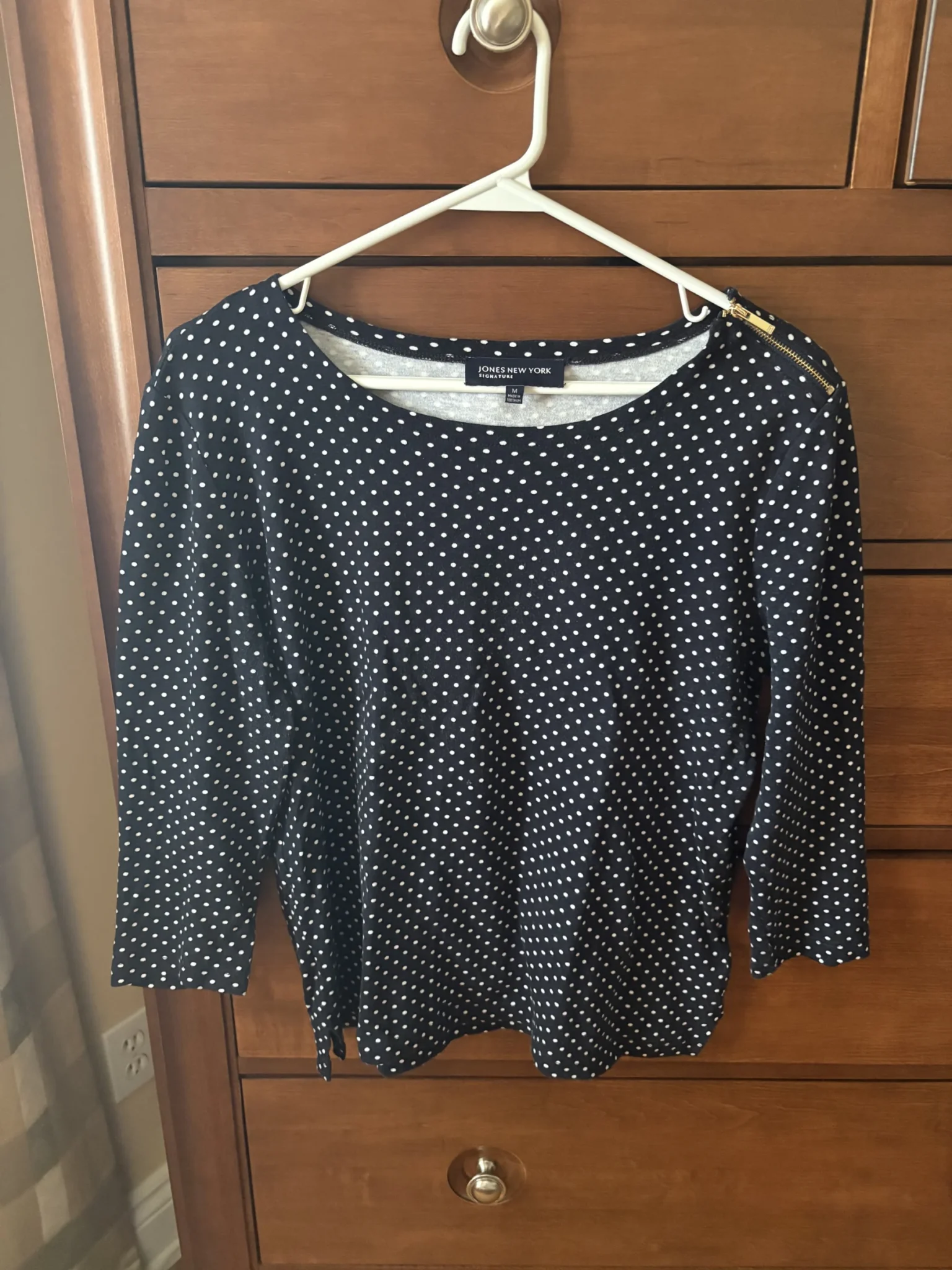Featured image for Chandail marine à pois blancs