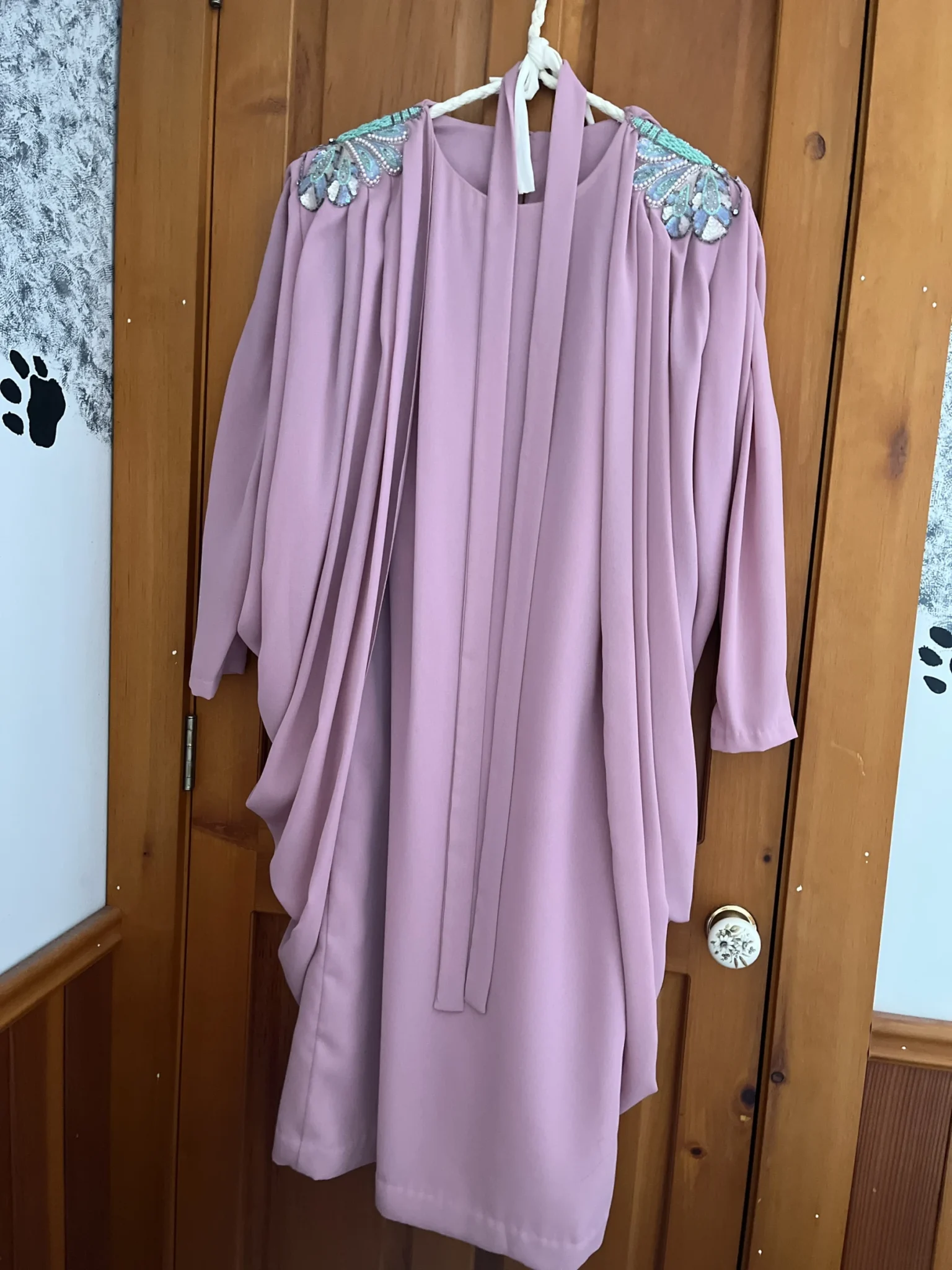 Featured image for Robe rose rétro perlée